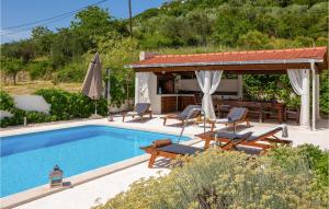 een villa met een zwembad en een prieel bij Lovely Home In Blato Na Cetini With Kitchen in Blato na Cetini