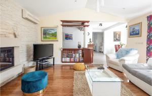 een woonkamer met een bank en een tv bij Lovely Home In Blato Na Cetini With Kitchen in Blato na Cetini