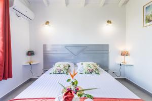 Postel nebo postele na pokoji v ubytování Les Villas de la Cheminée