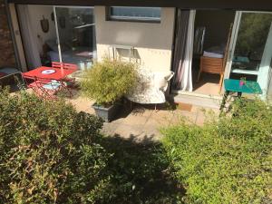 Zahrada ubytování Chez Isa, espace prive, 1ou 2 chambres, terrasse et jardin, entrée autonome, sdb et mini cuisine partagées entre les 2 chambres