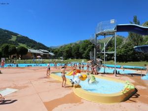 a group of people playing in a water park at Appartement Valloire, 2 pièces, 4 personnes - FR-1-263-45 in Valloire