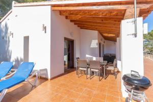 A seating area at Villa Ampolla II - Costa CarpeDiem