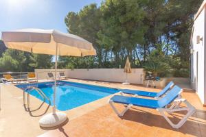 piscina con ombrellone e sedia e piscina di Villa Ampolla II - Costa CarpeDiem a Moraira