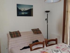 瓦盧瓦爾的住宿－Appartement Valloire, 2 pièces, 4 personnes - FR-1-263-129，一张沙发,一张桌子和一盏灯