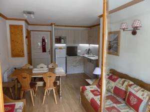 un piccolo soggiorno con tavolo e cucina di Appartement Valloire, 3 pièces, 6 personnes - FR-1-263-271 a Valloire