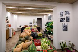 un pasillo de una tienda de comestibles con frutas y hortalizas expuestas en L'ORTIGIANO, en Foligno