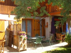 ヴァロワールにあるAppartement Valloire, 3 pièces, 4 personnes - FR-1-263-227のパティオ(テーブル、椅子付)