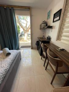 ein Wohnzimmer mit einem Sofa und einem Tisch mit Stühlen in der Unterkunft Las Olas Beach apartments in Arecibo