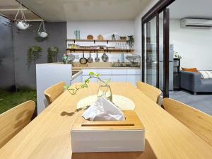 une salle à manger avec une table en bois dans une cuisine dans l'établissement Larisa Homestay Syariah, à Padalarang