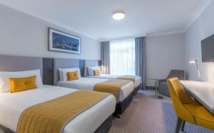 Postel nebo postele na pokoji v ubytování Maldron Hotel Dublin Airport + 36 fotografií