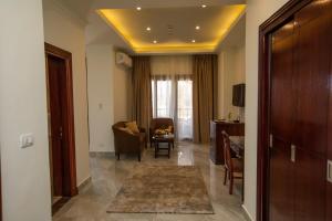 um corredor com uma sala de estar com um sofá e uma mesa em AIFU Hotel El Montazah Alexandria em Alexandria