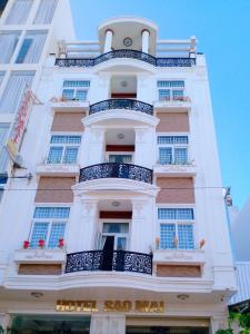 um edifício branco alto com varandas e janelas em HOTEL SAO MAI địa chỉ 22D3 TRẦN QUANG KHẢI em Can Tho