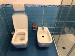 a bathroom with a toilet and a bidet and a sink at Le Dune per 4 - Appartamento con vista mare in Silvi Paese +24 photos