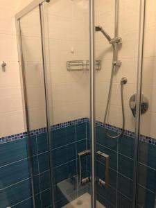 a bathroom with a shower with a glass door at Le Dune per 4 - Appartamento con vista mare in Silvi Paese +19 photos
