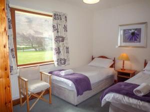 1 dormitorio con 2 camas y ventana en Beahy Lodge Holiday Home by Trident Holiday Homes en Glenbeigh