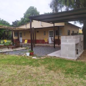 un patio trasero con una casa con una hoguera en La Sampedrita en San Pedro