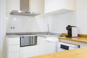 Kuchyňa alebo kuchynka v ubytovaní -MalagaSunApts-Central&Cozy 3BDs