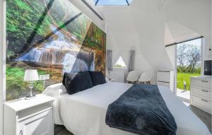 1 dormitorio con 1 cama blanca y un mural de cascada en la pared en Nice Apartment In Caravaca De La Cruz With House A Mountain View, en Caravaca de la Cruz
