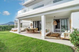 A garden outside LM10BB- Modern ground floor flat in Le Mirage