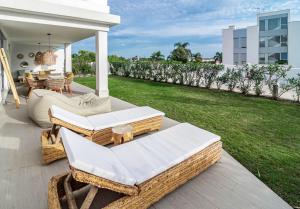 A garden outside LM10BB- Modern ground floor flat in Le Mirage