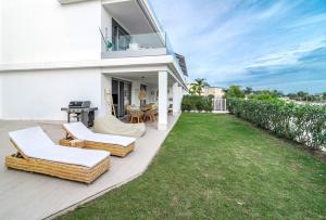 A garden outside LM10BB- Modern ground floor flat in Le Mirage