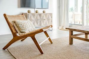 A television and/or entertainment centre at LM10BB- Modern ground floor flat in Le Mirage