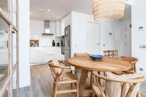 A kitchen or kitchenette at LM10BB- Modern ground floor flat in Le Mirage