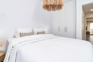A bed or beds in a room at LM10BB- Modern ground floor flat in Le Mirage