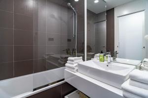 A bathroom at LM10BB- Modern ground floor flat in Le Mirage