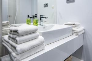 A bathroom at LM10BB- Modern ground floor flat in Le Mirage