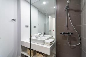 A bathroom at LM10BB- Modern ground floor flat in Le Mirage