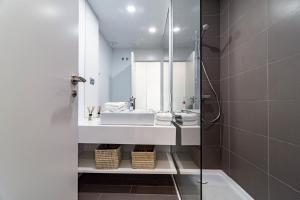 A bathroom at LM10BB- Modern ground floor flat in Le Mirage
