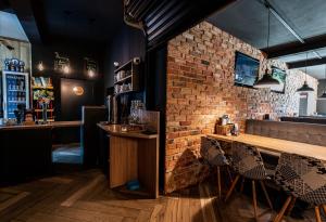 a restaurant with a brick wall and a bar at Willa ŻeglarSki in Kluszkowce