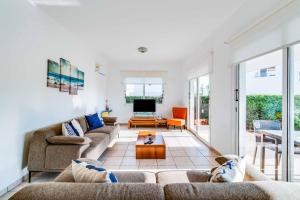 ein Wohnzimmer mit zwei Sofas und einem Tisch in der Unterkunft Villa Haven by Ezoria Villas in Coral Bay