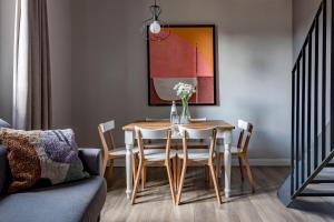 uma sala de jantar com mesa e cadeiras em numa I Fiore Apartments em Florença