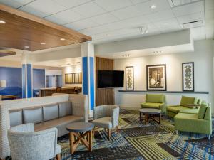 Et opholdsområde på Holiday Inn Express & Suites - Watertown, an IHG Hotel