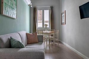 un soggiorno con divano e tavolo di numa I Fiore Apartments a Firenze