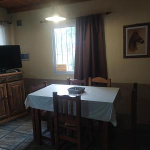 聖佩德羅的住宿－La Sampedrita，一间带桌椅和窗户的用餐室