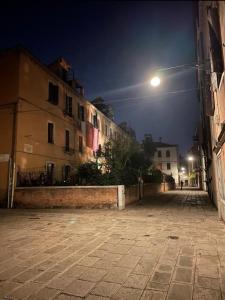 eine leere Straße in der Nacht mit einem Straßenlicht in der Unterkunft Covo del Pirata in Venedig