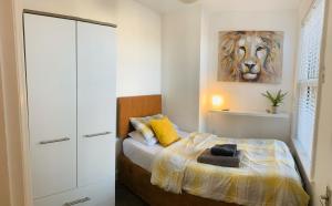 - une chambre avec un lit et une peinture d'un lion dans l'établissement Salisbury Solace, à Salisbury