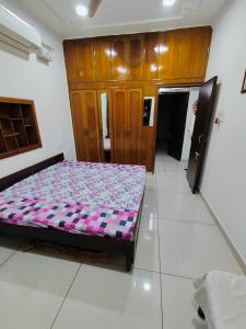 um quarto com uma cama num quarto em Chandigarh home em Chandīgarh