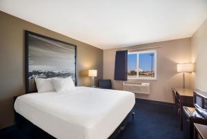Postel nebo postele na pokoji v ubytování Americas Best Value Inn Sparks