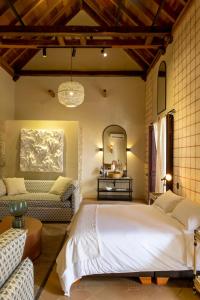ein Schlafzimmer mit einem großen Bett und einem Sofa in der Unterkunft Privado Selfservice Boutique Rooms in Cartagena de Indias