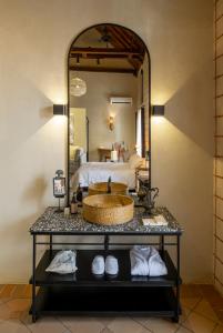 baño con lavabo y espejo grande en Privado Selfservice Boutique Rooms, en Cartagena de Indias