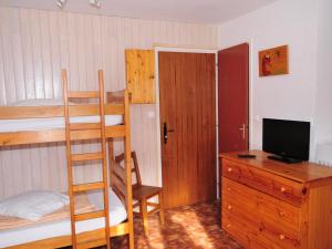 a bedroom with a bunk bed and a desk with a television at Studio Valloire, 1 pièce, 4 personnes - FR-1-263-44 in Valloire