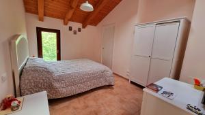 1 dormitorio con 1 cama y vestidor en Il Casale di Giovanna, en Offida