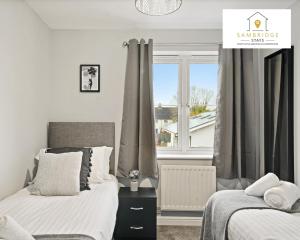 アリスバーリーにあるBeautiful 2 Bedroom Seviced Apt in Aylesbury By Sambridge Stays Short Lets & Serviced Accommodationのベッド2台と窓のある寝室