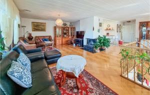 een woonkamer met een bank en een tafel bij Lovely Home In Vstra Frlunda With Wifi in Göteborg