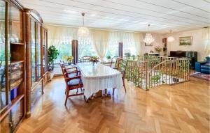 een eetkamer met een witte tafel en stoelen bij Lovely Home In Vstra Frlunda With Wifi in Göteborg