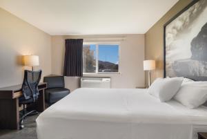 Postel nebo postele na pokoji v ubytování Americas Best Value Inn Sparks